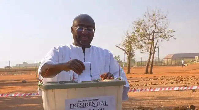 You are currently viewing Ghana’s ruling party candidate Bawumia concedes defeat in election
