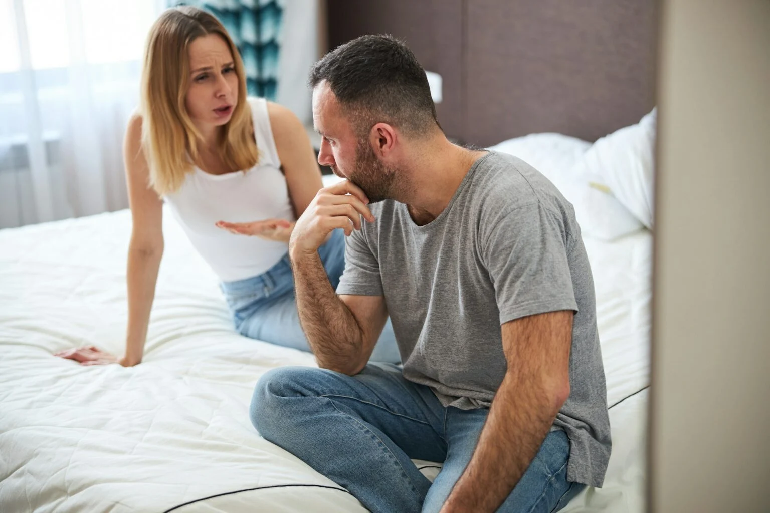 You are currently viewing 10 subtle signs that someone is secretly unhappy in a relationship (and is thinking of moving on)