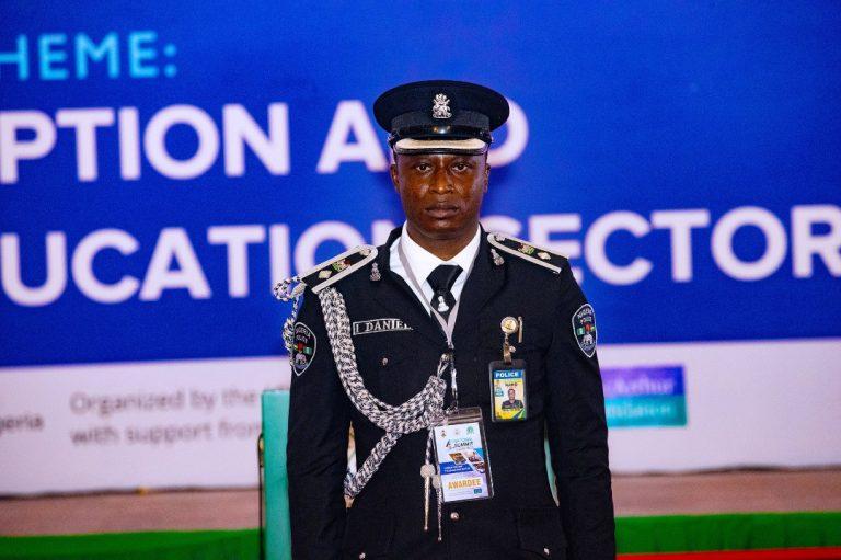You are currently viewing ‘Upright’ Policeman Buhari Honoured For Rejecting $200,000 Bribe Converts To Islam