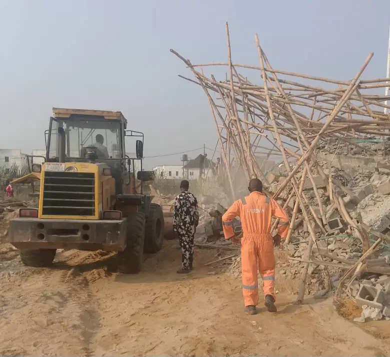 You are currently viewing One dead, 4 rescued, others trapped as 2-storey building collapses in Lekki