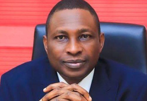 Read more about the article EFCC detains 10 officers for stealing cash, gold exhibits