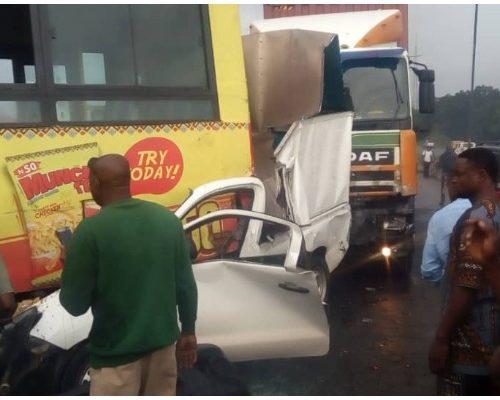 Read more about the article One dead, three injured in Lagos Truck Accident
