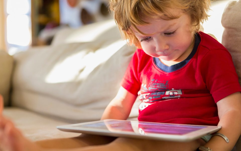 You are currently viewing How 1.5 hours of screen time a day affects a toddler’s development