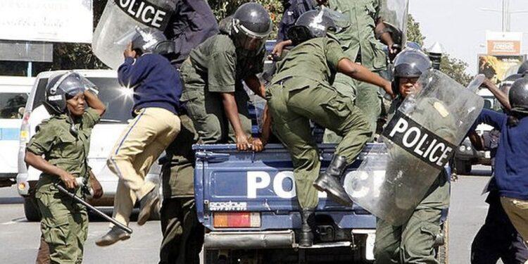 You are currently viewing Zambian drunk officer allegedly releases 13 detainees to celebrate New Year’s eve