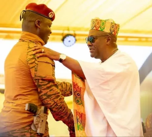 Read more about the article Gun-wearing leader sparks attention at Ghana inauguration