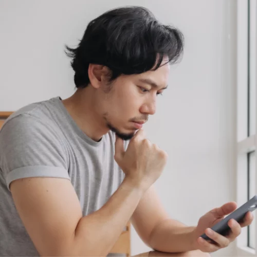 Read more about the article People who read their texts but take hours to reply typically display these 7 behaviors, says psychology