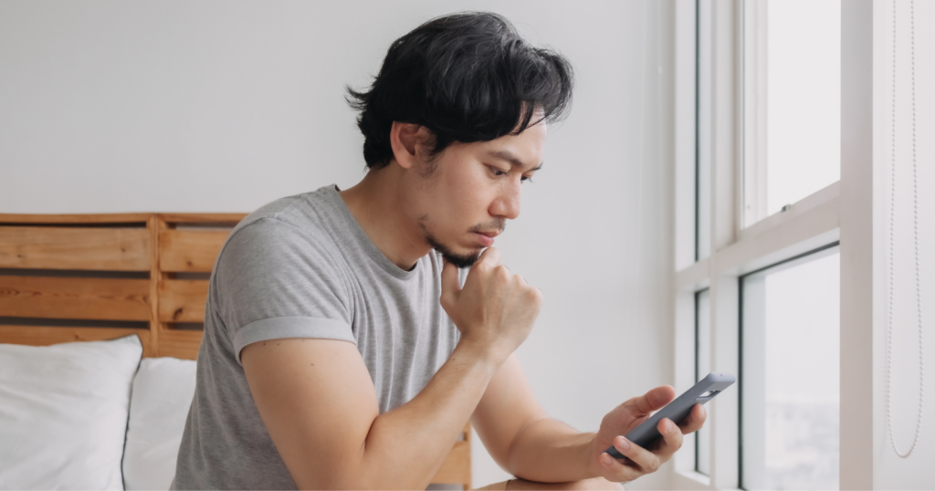 You are currently viewing People who read their texts but take hours to reply typically display these 7 behaviors, says psychology