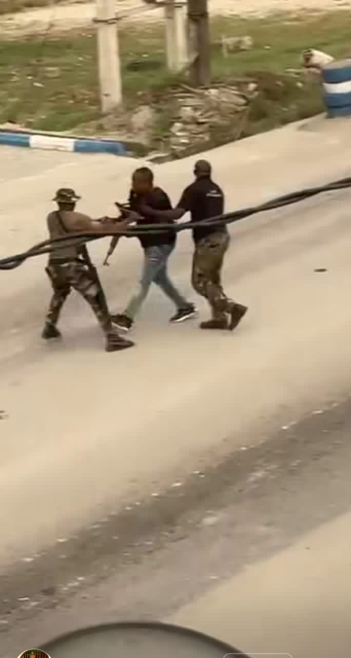 You are currently viewing Policemen, Air Force officers fight over Yahoo boys
