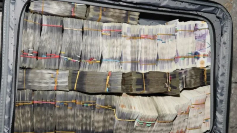 You are currently viewing Man arrested at Heathrow over £400,000 in suitcase