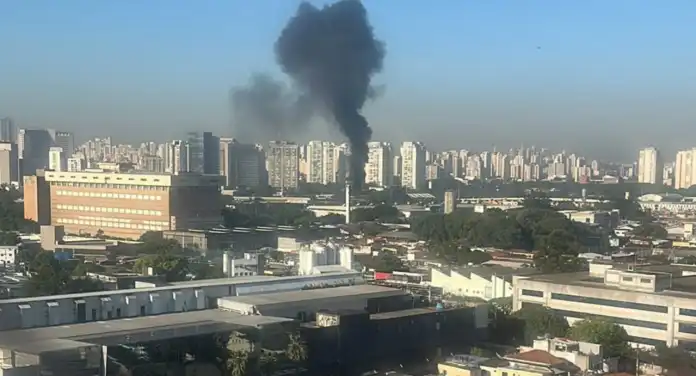 You are currently viewing At least two dead as plane crashes into vehicles