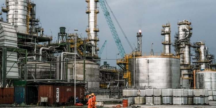 You are currently viewing How inconsistent Naira-to-crude initiative disrupts crude supplies for Dangote, other local refineries 