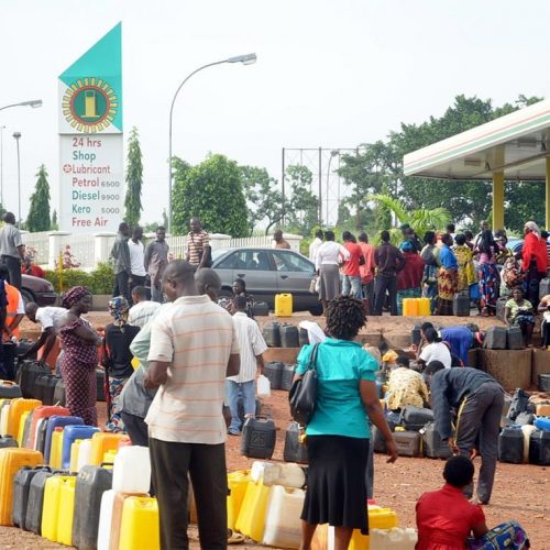 Read more about the article Abuja residents lament as NNPCL shuts stations over logistics issues