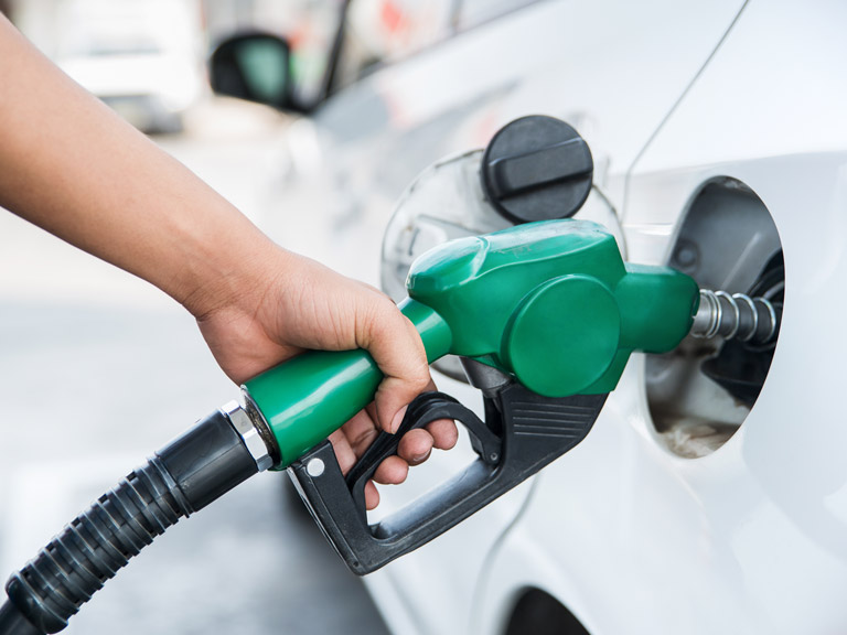 You are currently viewing Dangote, again crashes price of petrol