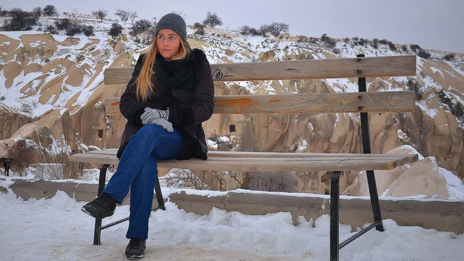 You are currently viewing What does it mean to cross your legs during a conversation? Psychology explains it
