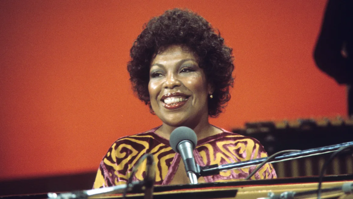 You are currently viewing Roberta Flack, Grammy Award-winning singer, dead at 88