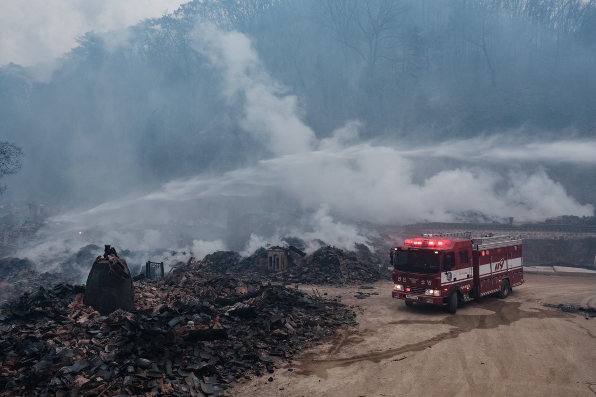 You are currently viewing S’Korea Wildfire: Pilot Dies As Firefighting Helicopter Crashes