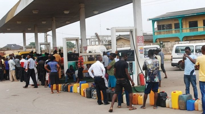You are currently viewing Niger fuel crisis: Customs, marketers differ as 400 border filling stations shut