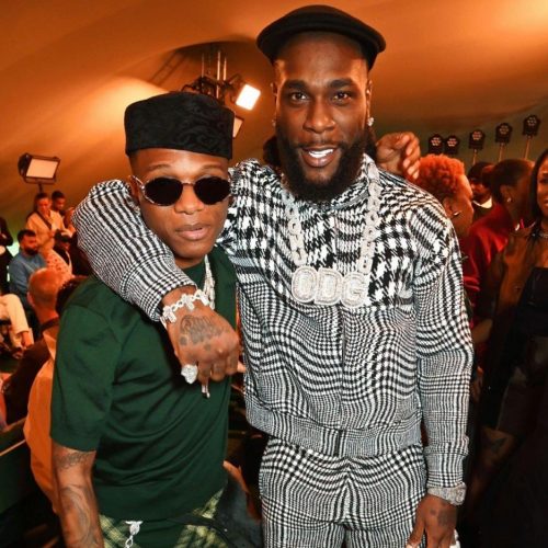 Read more about the article Netizens React As Burna Boy, Wizkid Link Up For Dinner