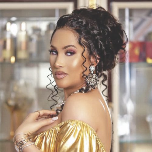 Read more about the article I’m classy, clean, and elegant – Carolyna Hutchings
