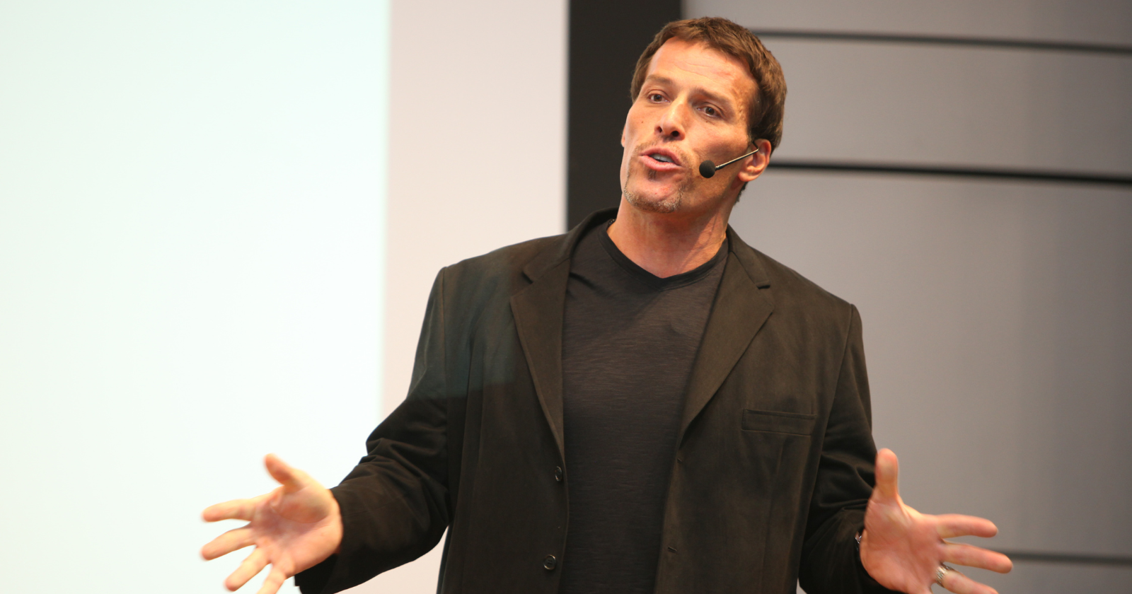 You are currently viewing Tony Robbins says people who almost always get what they want in life usually practice these 5 daily habits