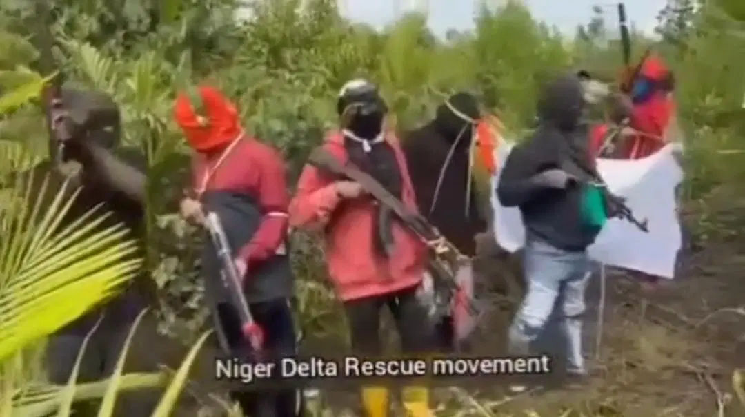 You are currently viewing Rivers crisis: Militant group spits fire, threatens oil production