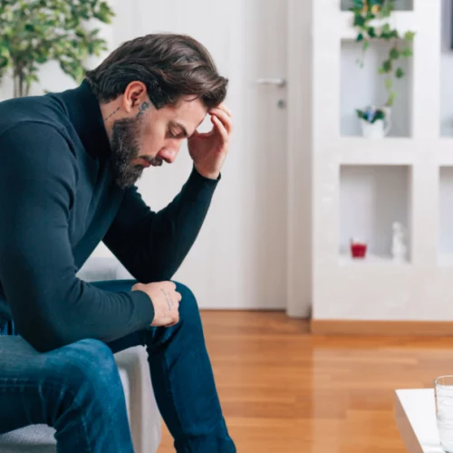 Read more about the article Men Who Run Away From Their Problems (Instead Of Facing Them) Tend To Display These 7 Subtle Behaviors