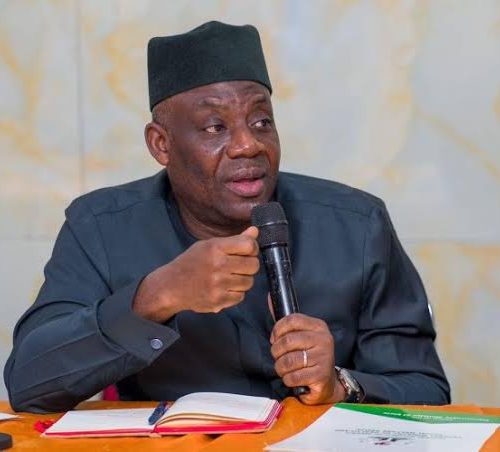 Read more about the article Student Loan: Minister Meets VCs As NANS Blocks Lagos-Ibadan Highway