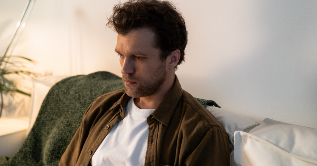 You are currently viewing If A Man Is Deeply Unhappy With His Life, He’ll Usually Display These 8 Behaviors