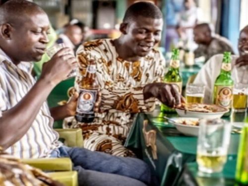 Read more about the article Ghana Drunkards Association Warns Of Protest In 3 Weeks If Govt Fails To Cut Alcohol Prices Despite Cedi Gains 