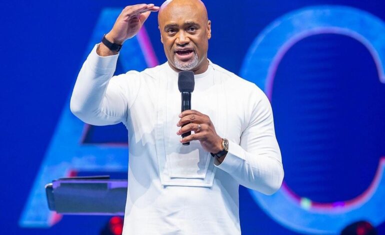You are currently viewing  Pastor Paul Adefarasin Allegedly Threatens Blogger With Gun In Lagos Traffic