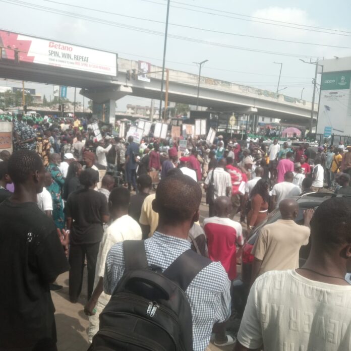 You are currently viewing June 12 Protest Kicks Off In Lagos, Counter Govt Rally Holds At Same Venue