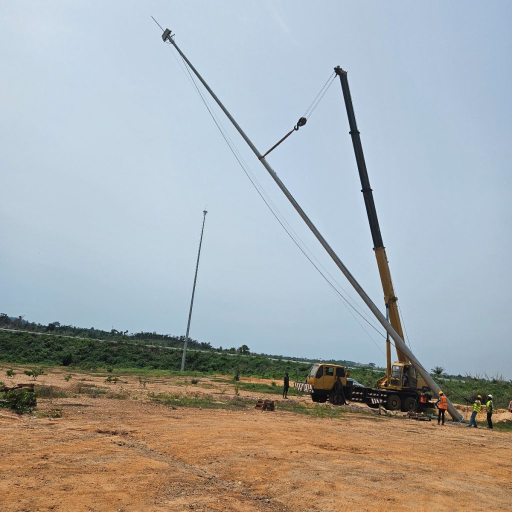 Lifting of masts after coupling the 4 components together on ground