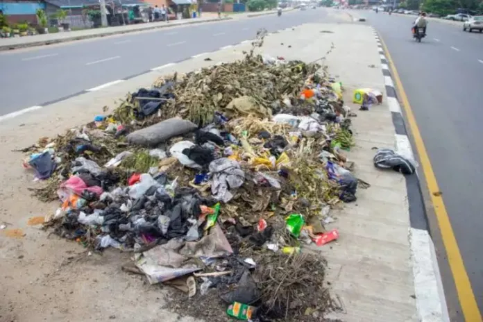You are currently viewing Commissioner Decries Indiscriminate Dumping Of Refuse On Lagos-Badagry Expressway
