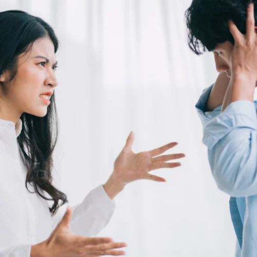 Read more about the article 9 Silent Behaviors That Push Friends And Family Away Over Time