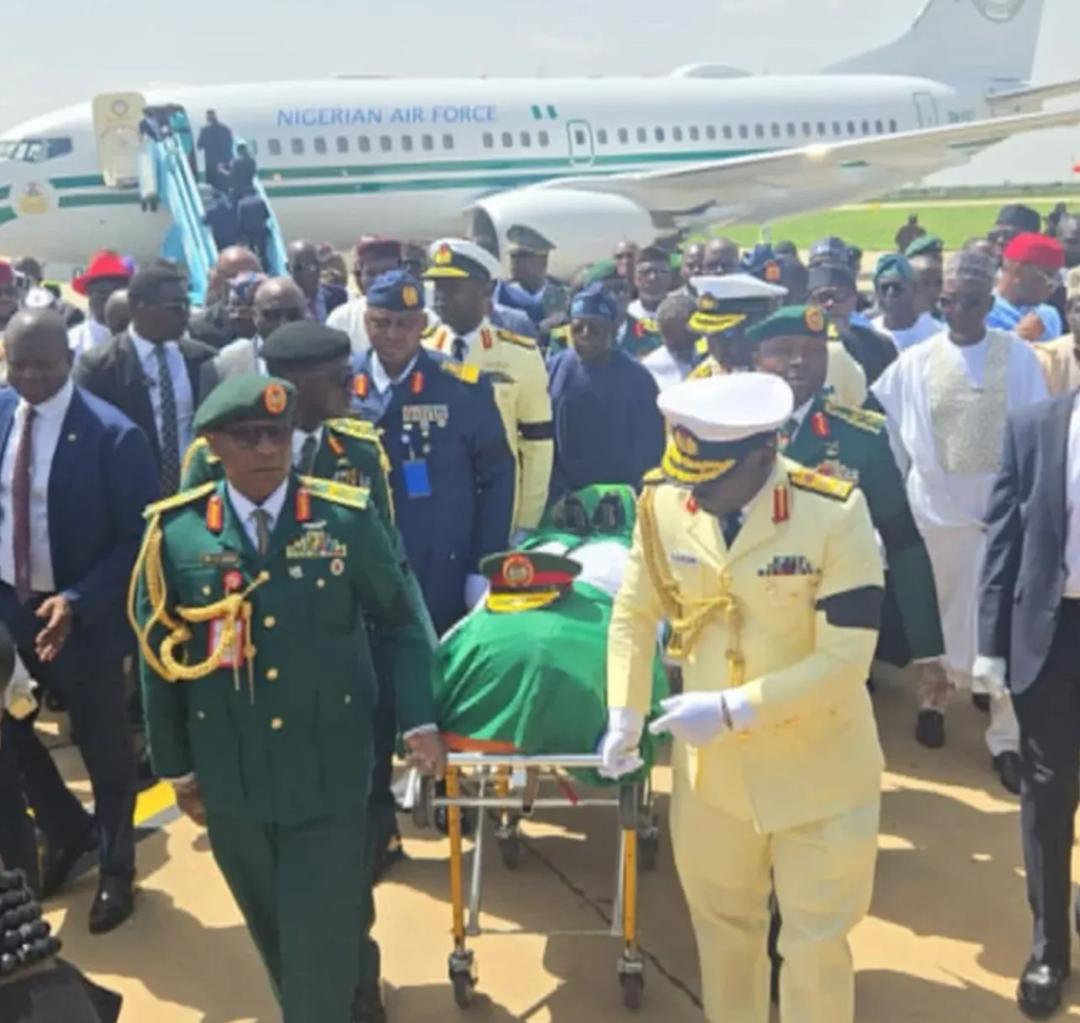 You are currently viewing Christian Hymn Sung, Aisha Weeps As Buhari’s Body Is Received By Tinubu And Buried In Katsina