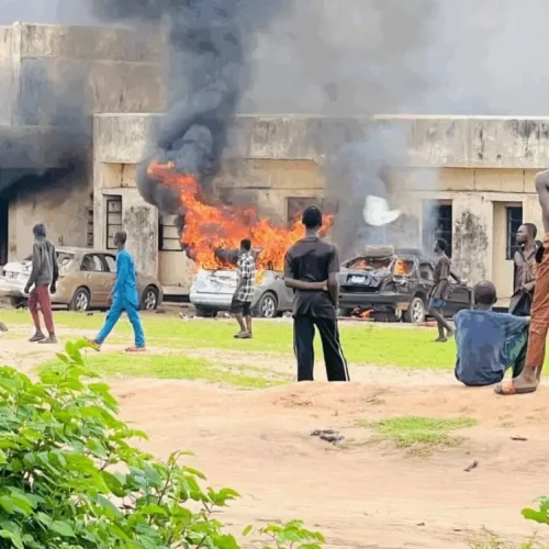 Read more about the article Kidnappings: Youths Set Emir’s Palace, NDLEA Office Ablaze In Kwara