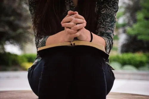 Read more about the article 7 “Notes to Self” We Should All Read to Ourselves 7 Days a Week