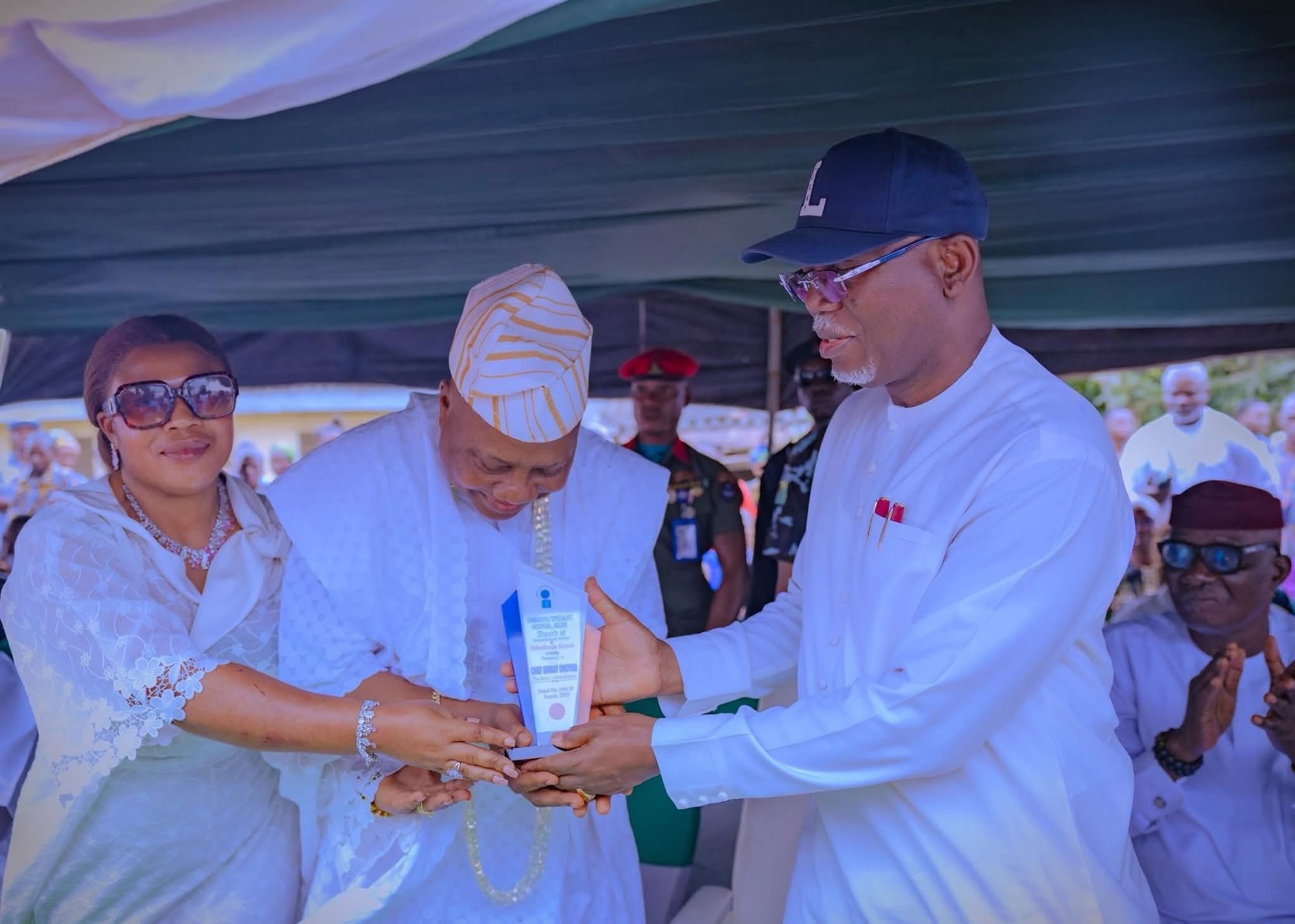 You are currently viewing Ondo Business Man,Sunday Owoyemi Donates 20-bed, Intern Doctors’ Building, Ambulance To UNIMEDTH Akure