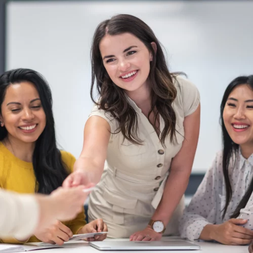 Read more about the article The Art Of Small Talk: 10 Simple Phrases That Make People Light Up When You First Meet Them