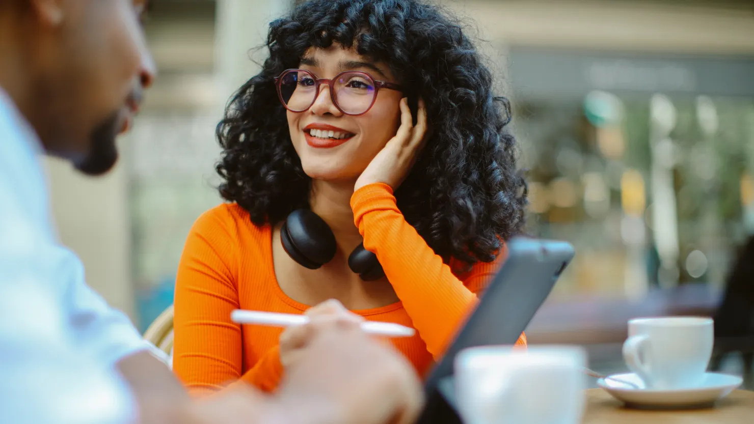 You are currently viewing Highly Likable People Follow One Simple Rule—It Has Nothing to do With Being ‘Fake Nice,’ says Communication Expert