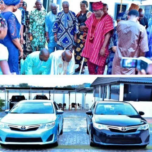 Alaafin Gifts Cars to 2 Members of Oyomesi