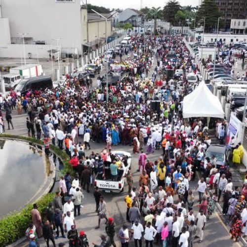 Read more about the article Crowd Awaits Fubara’s Return at Rivers Government House