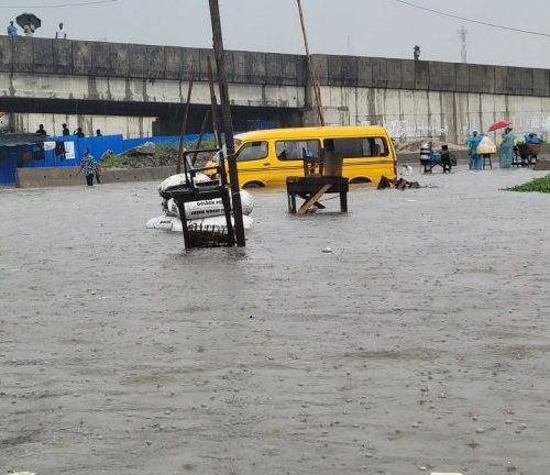 Read more about the article Lagos Commuters Stranded as Heavy Rainfall Triggers Widespread Flooding