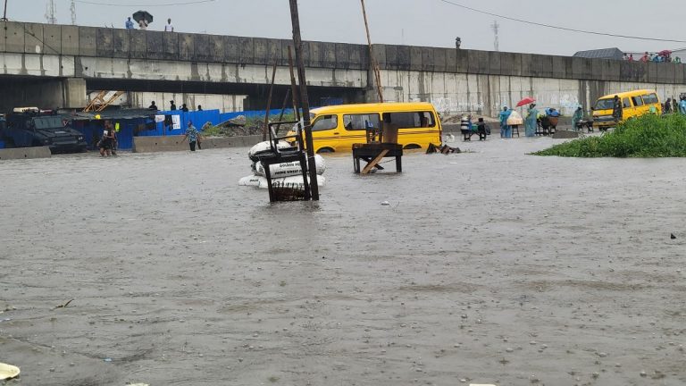 You are currently viewing Lagos Commuters Stranded as Heavy Rainfall Triggers Widespread Flooding