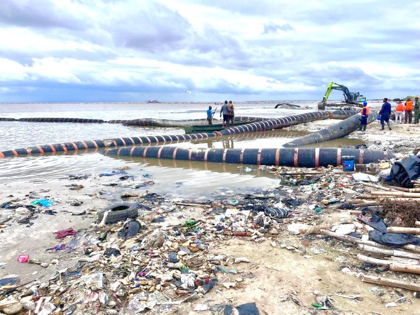 You are currently viewing LASG Cracks Down on Illegal Dredging, Reclamation in Lekki …Seals Properties, Nabs Five Suspects