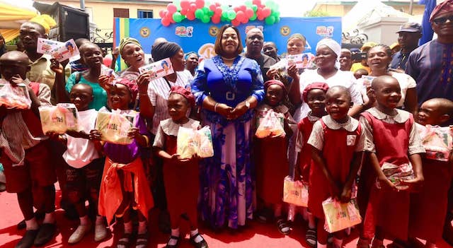 You are currently viewing Lagos LCDA Boss Distributes School Materials, Financial Aid to Pupils