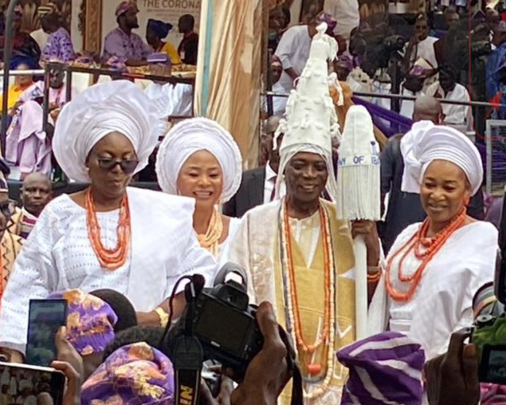 You are currently viewing Makinde Presents Staff of Office to Ladoja as 44th Olubadan