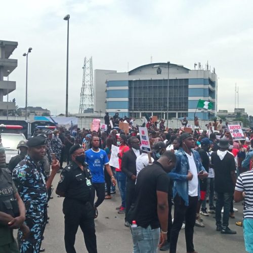 Read more about the article Protesters Storm Abuja in Support of EFCC, Accuse Top Officials of Sabotage