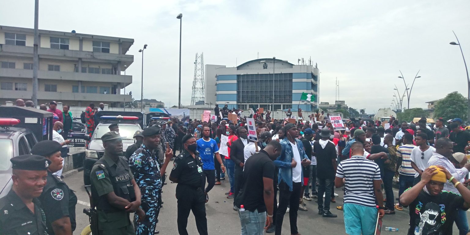 You are currently viewing Protesters Storm Abuja in Support of EFCC, Accuse Top Officials of Sabotage
