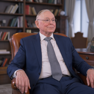 a candid photograph of a distinguished m 7g4ZLiWoQsCiWo6KKechxA v521m8wKQBKVsWqFYKHG6w